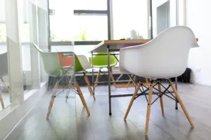 Modne i nietuzinkowe złote dodatki do salonu