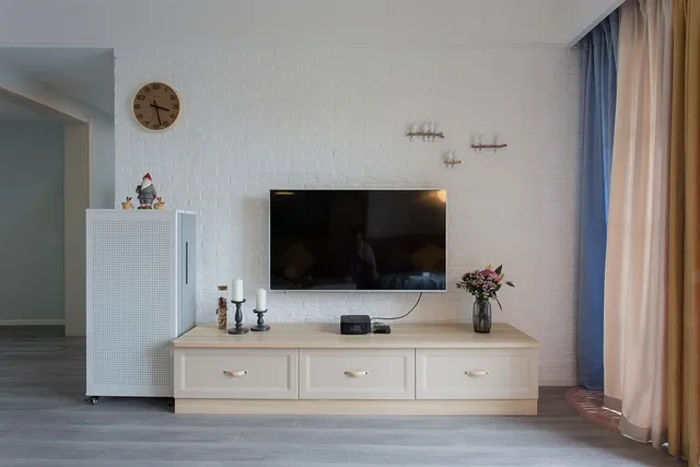 Ściana za telewizorem - pomysły na wykończenie